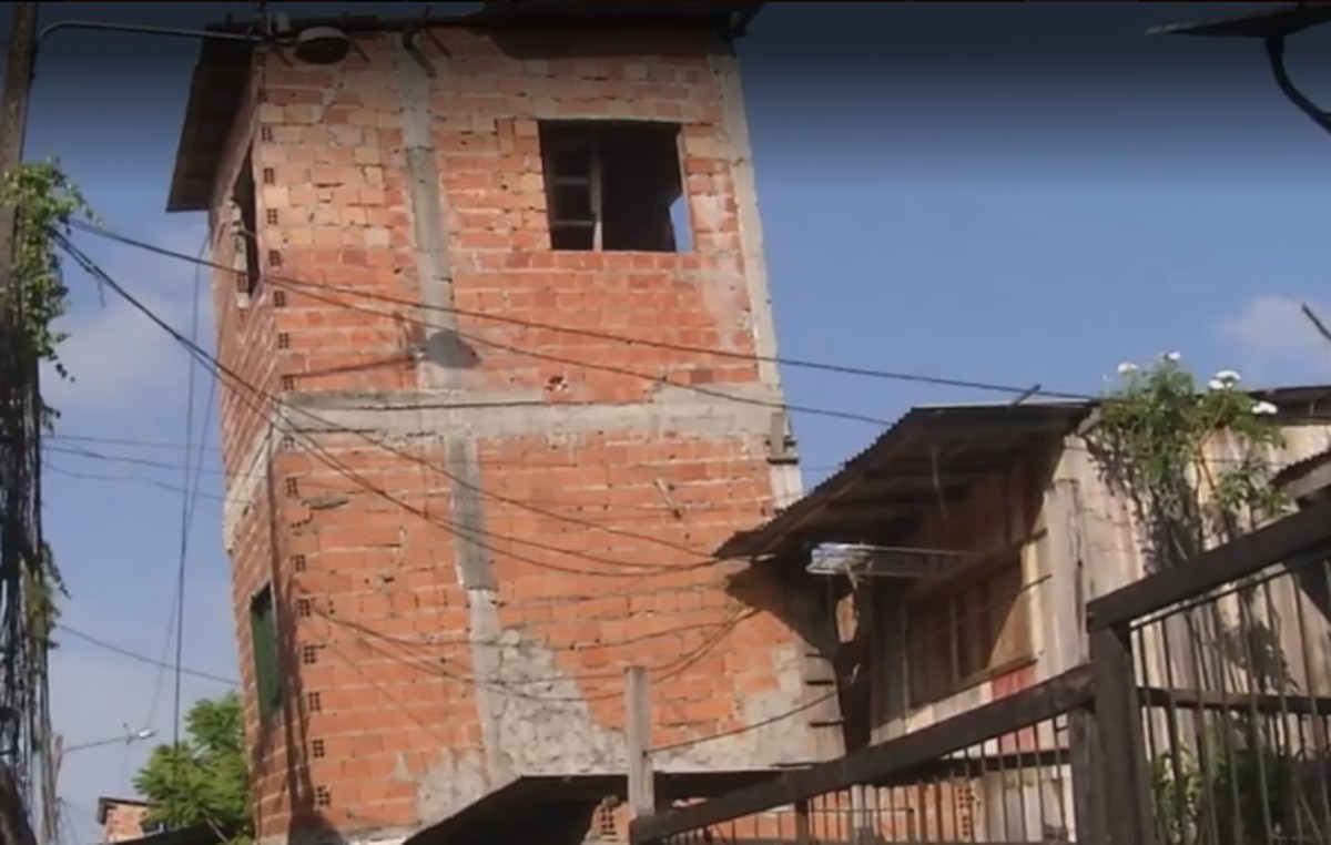 apesar-do-risco-de-casa-de-3-andares-desabar-moradores-permanecem