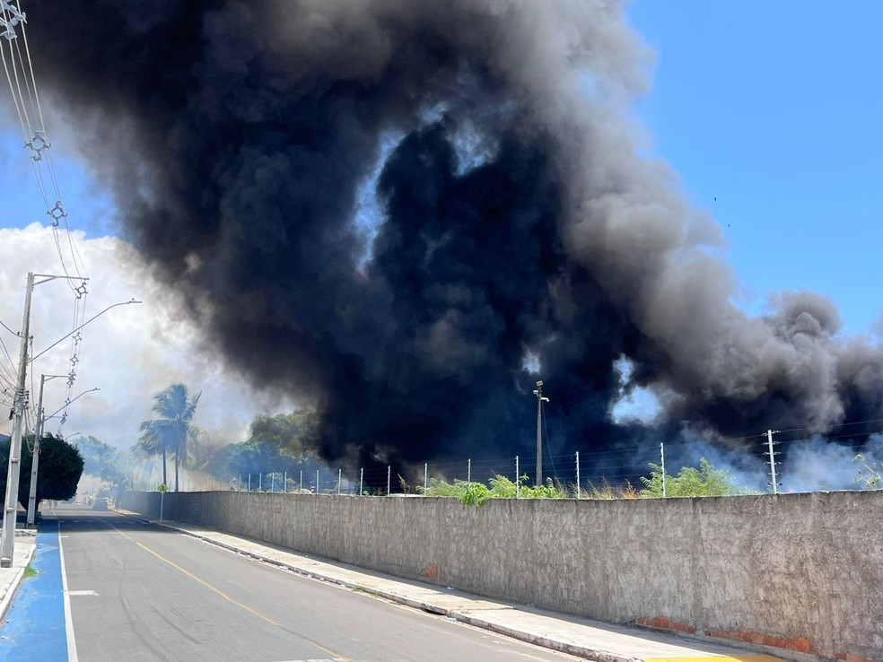 Incêndio registrado no pátio do BPRv em Aracaju. — Foto: Leonardo Barreto/ TV Sergipe