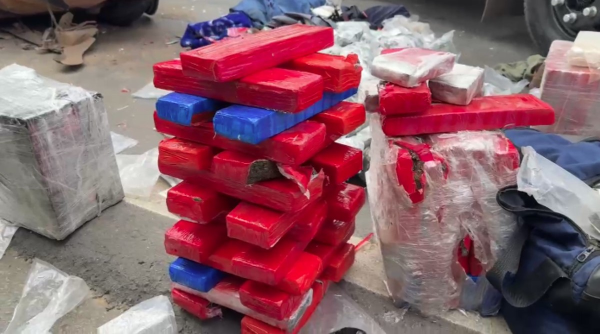 
Motorista que transportava mais de 200 quilos de drogas em carro foge de fiscalização e bate em caminhão na BR-116