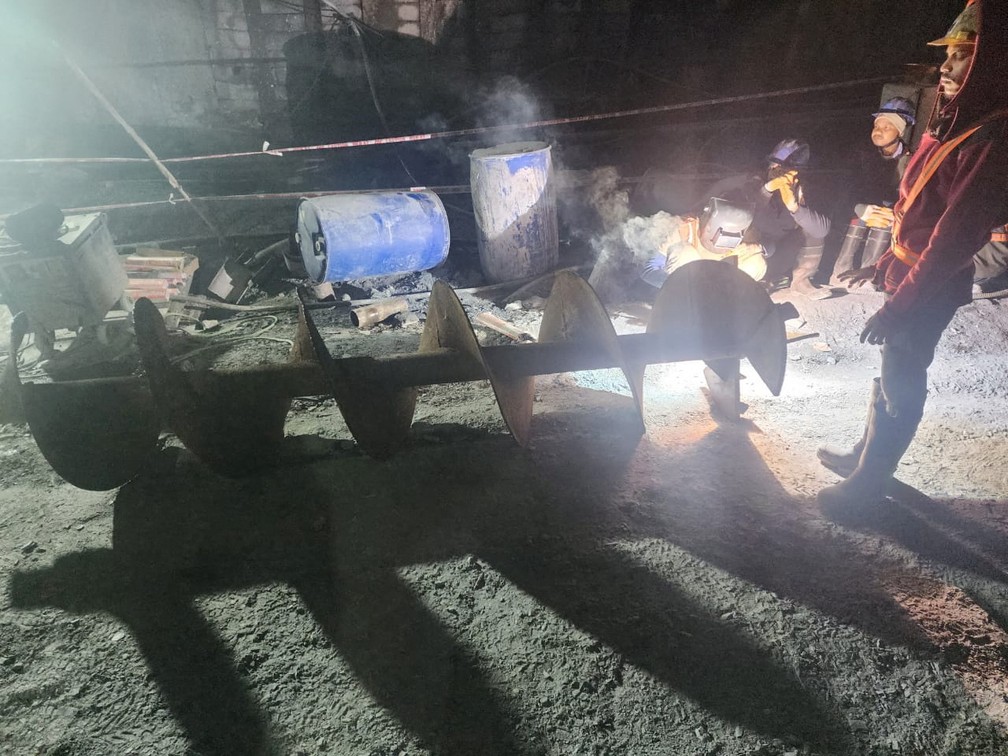 Membro de equipe de resgate de 40 trabalhadores que ficaram presos em túnel após desabamento parcial no norte da Índia transporta parte de furadeira, em 12 de outubro de 2023. — Foto: Forças de Resposta a Desastres de Uttarakhand via Reuters