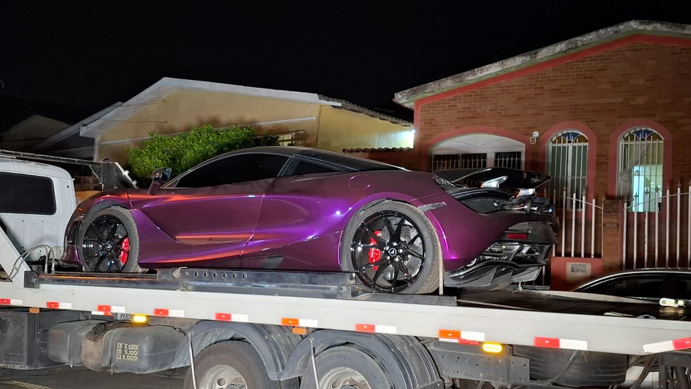 McLaren vendida à Deolane chegou à Deic de Campinas no início da noite — Foto: Pedro Torres/EPTV