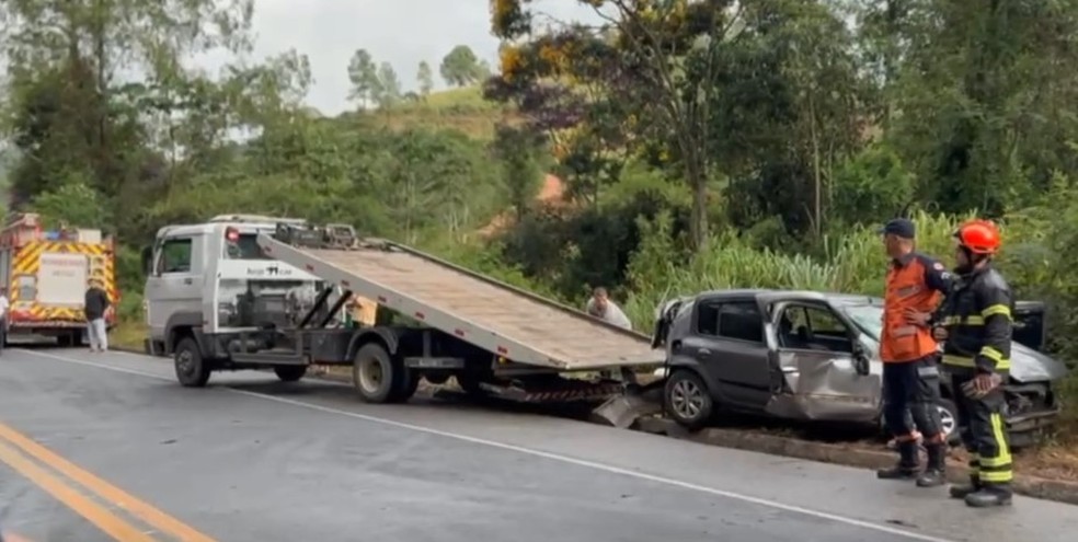 Acidente entre carro e ônibus com turistas de Minas Gerais deixa 8 feridos na BR-262, no Espírito Santo — Foto: Reprodução/PRF