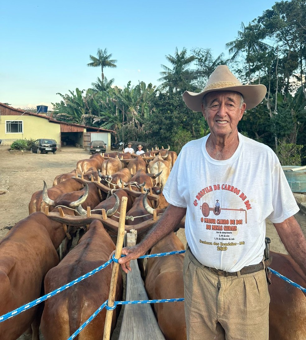 O produtor rural Luiz Gonzaga de Assis com seu carro de boi, que tem mais de 6 metros de comprimento — Foto: Arquivo Pessoal