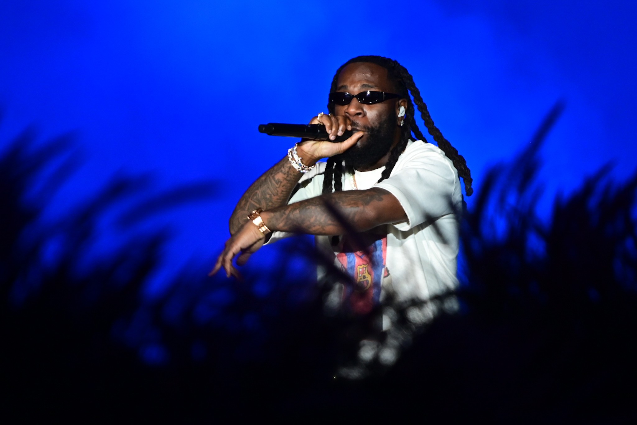 Burna Boy conquista fãs de Travis Scott com batidas africanas pesadas e irresistíveis