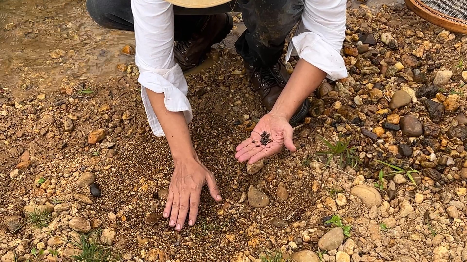 Geólogo Daniel Fernandes mostra as diferentes composições rochosas encontradas às margens do rio em Coromandel