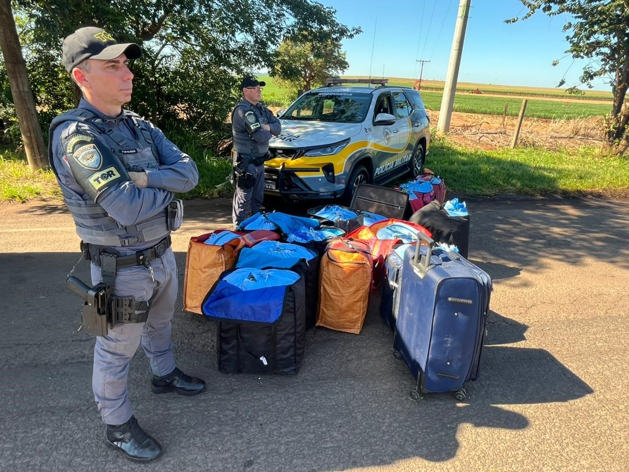Trio de bolivianos é preso com mais de 300 kg de folhas de coca em ônibus no interior de SP
