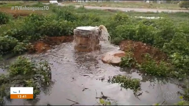 Vazamento de esgoto em rua incomoda moradores da Arso 132