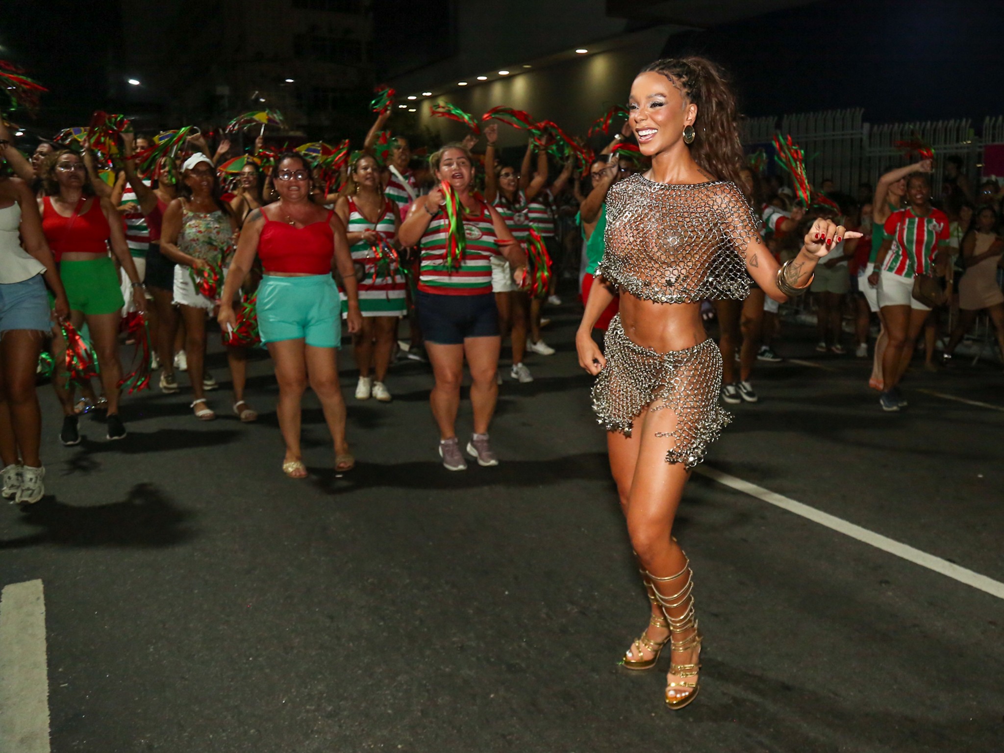 Evelyn Bastos e Brunna Gonçalves brilham em ensaios de rua da Mangueira e Grande Rio
