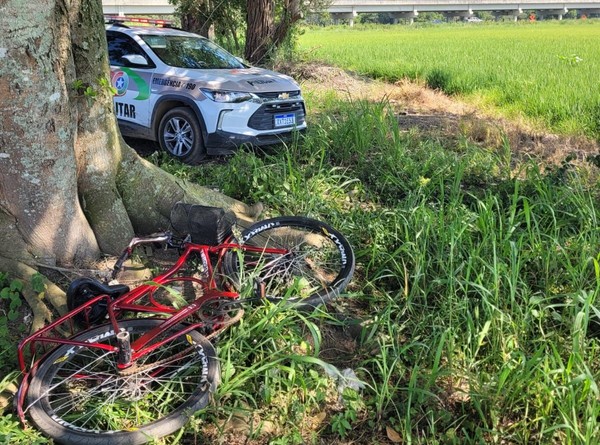 Homem que matou ex e o enteado fugiu de bicicleta, mas foi capturado — Foto: Polícia Militar/Divulgação