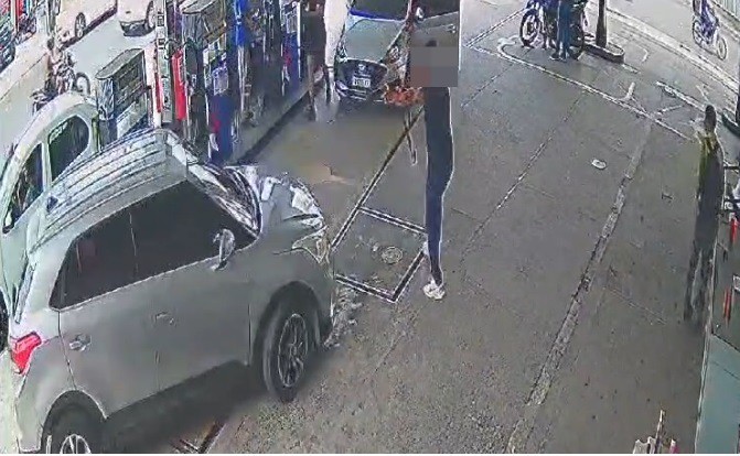 Policial disfarçado atira contra carro em posto de gasolina durante perseguição para prender suspeito de latrocínio; VÍDEO