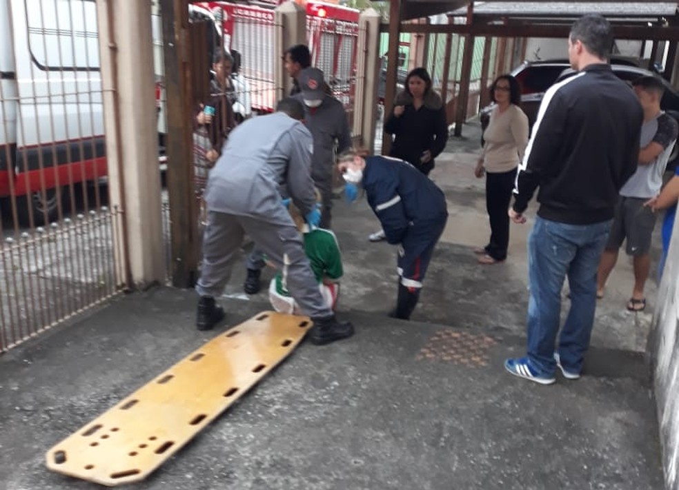 Mulher pula do 3º andar de prédio para se livrar de agressões do namorado, diz polícia | G1