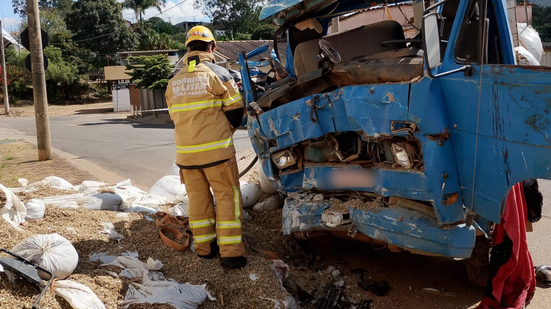 Falha nos freios faz caminhão descer desgovernado e bater contra viaduto em MG