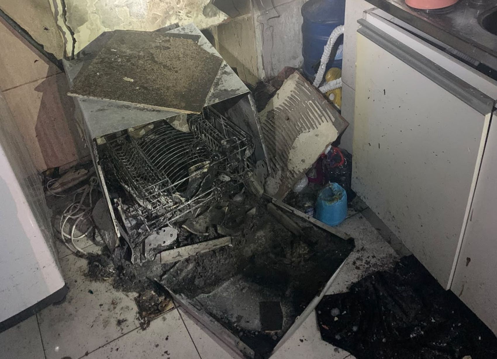 Lava-louças pega fogo e provoca princípio de incêndio em Aracaju