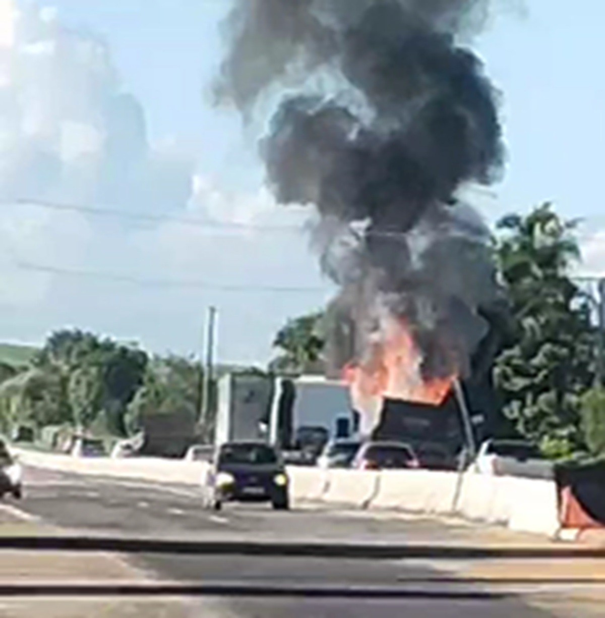 VÍDEO: caminhão pega fogo na zona rural de São Sebastião, interior de Alagoas