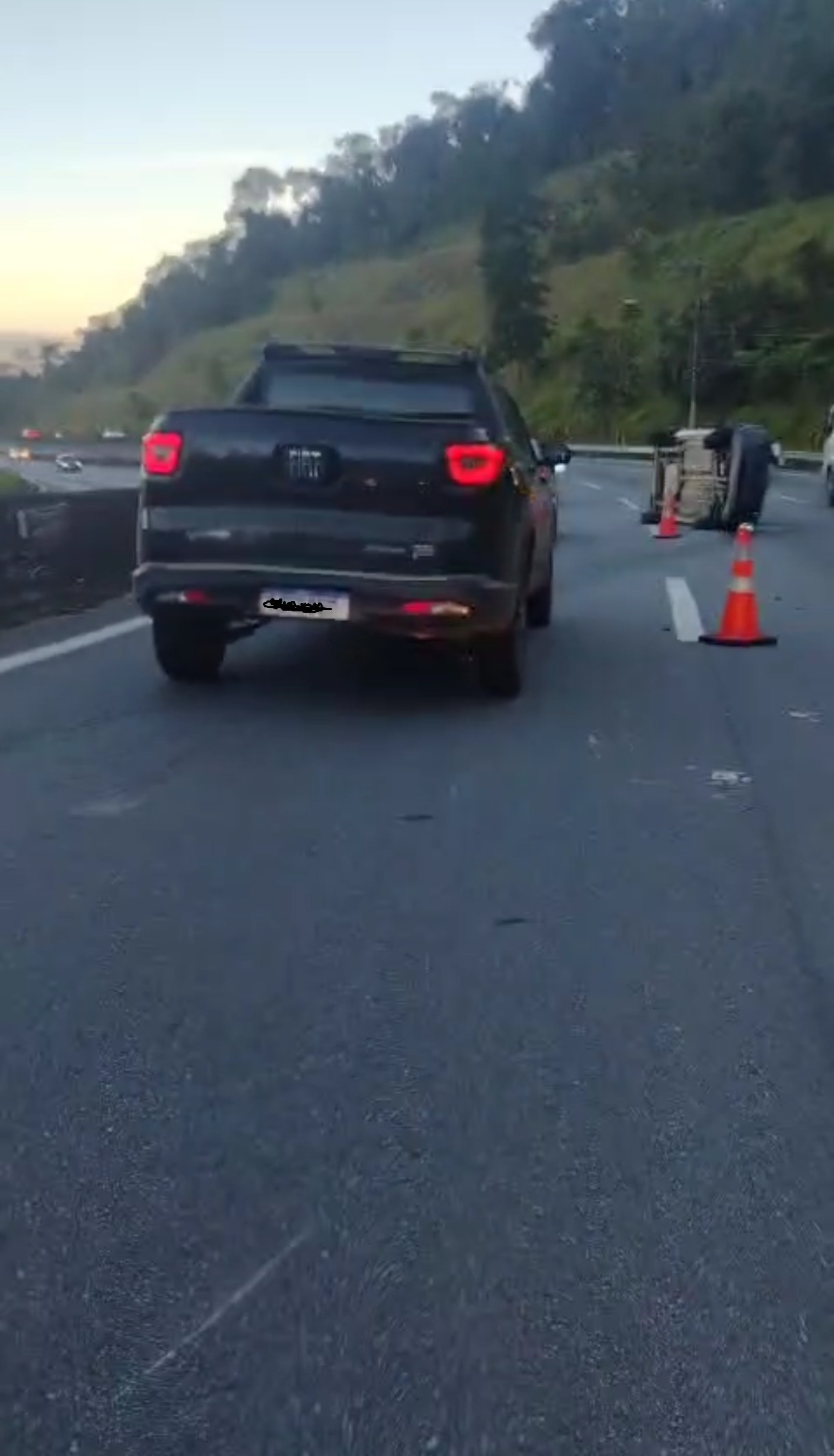 Capotamento altera trânsito na rodovia Mogi-Dutra em Mogi das Cruzes