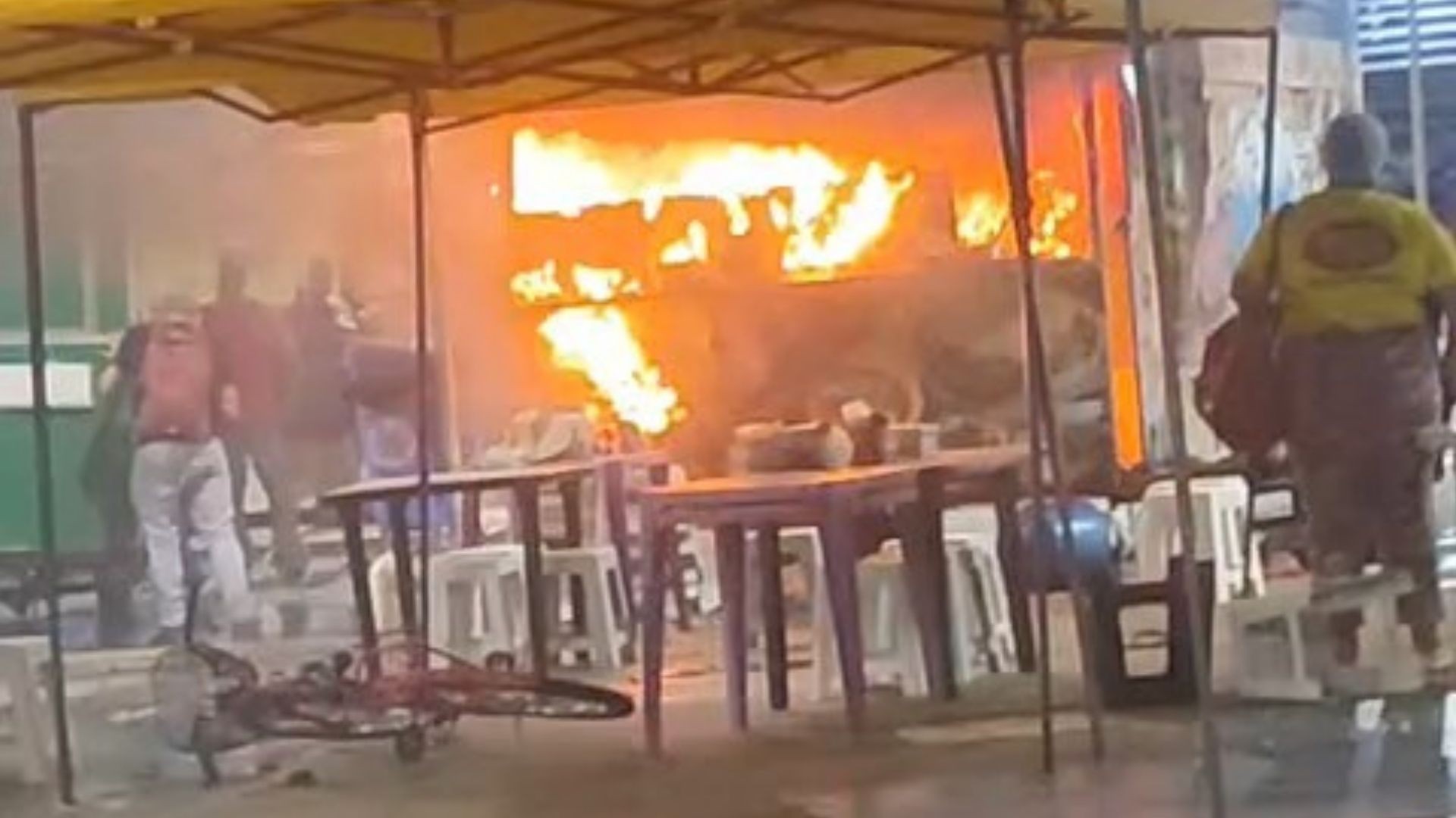 Trailer de comida mineira pega fogo em praça na Serra; veja vídeo