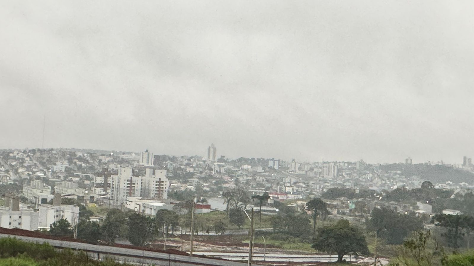 Frente fria que atua no RS traz risco de temporais, ventos fortes e granizo em SC