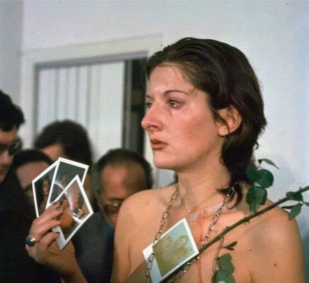 Marina Abramović, durante a performance 'Rhythm 0', na qual o próprio corpo foi objeto — Foto: CIPM