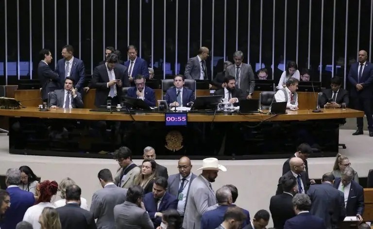 O caso chocante do 'deputado da motosserra' que ajudou a criar lei que pode cair com PEC da Blindagem
