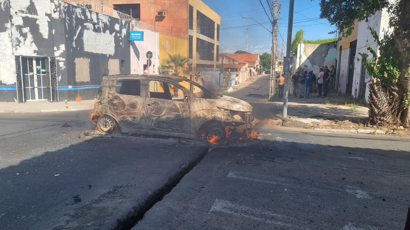 Carro de motorista de aplicativo pega fogo no Centro de Teresina 
