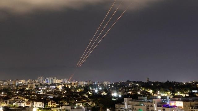 O alerta máximo em Israel após ataque iraniano sem precedentes