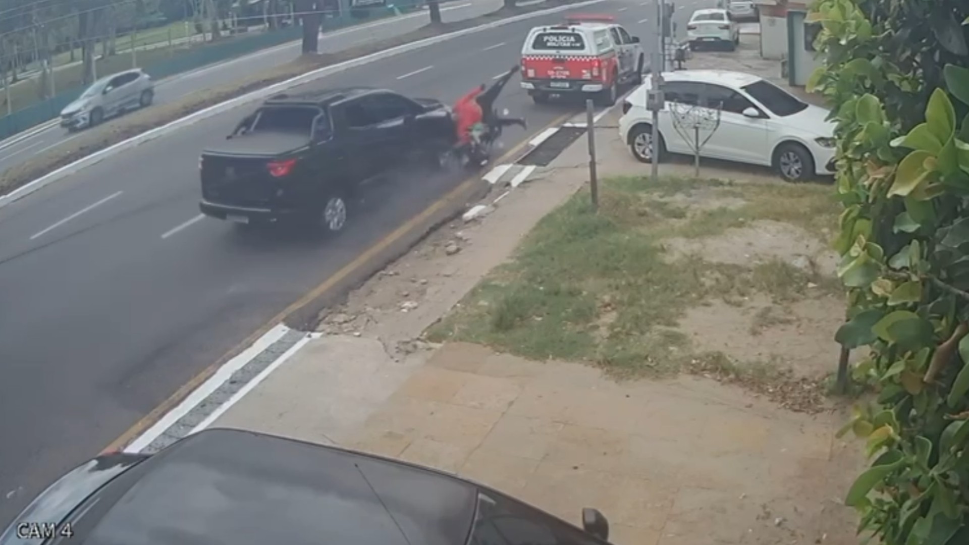 Picape atropela motociclista e bate em viatura da PM na av. Pedro Álvares Cabral, em Belém; VÍDEO