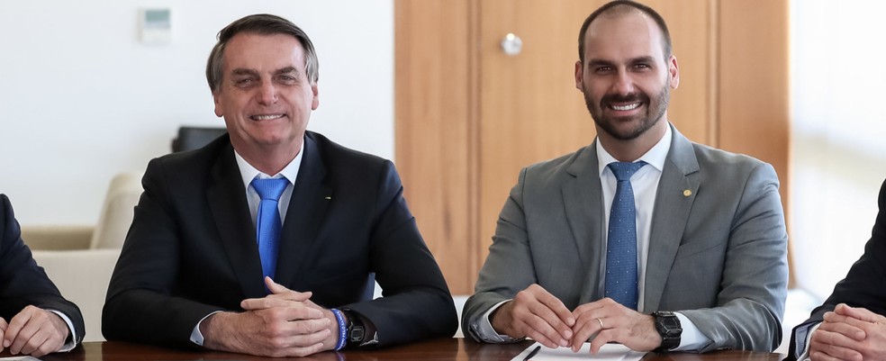 Eduardo Bolsonaro e Jair Bolsonaro em reunião  em 28/08/2019 — Foto: Marcos Corrêa/PR