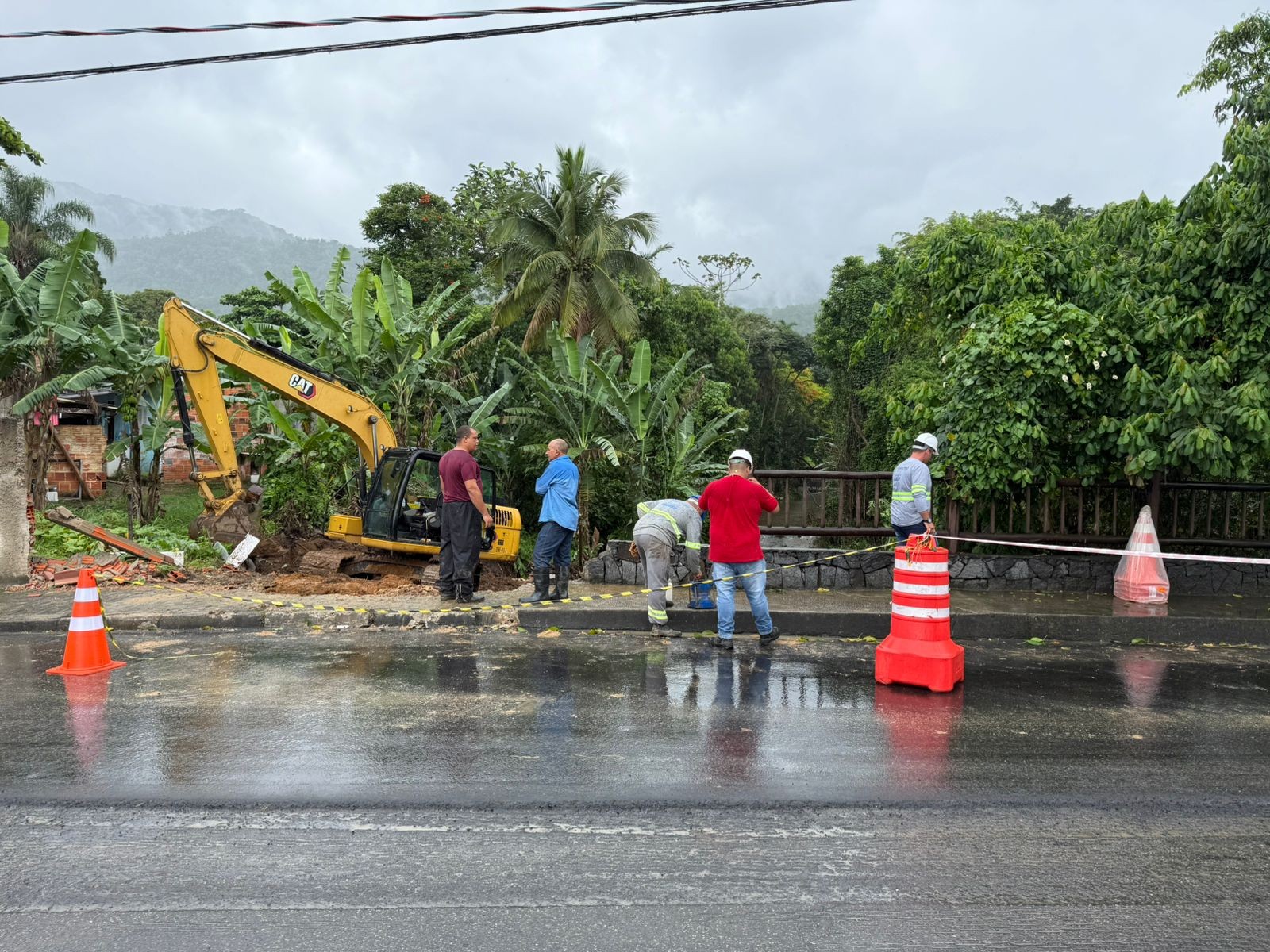 Ponte apresenta rachaduras e é interditada por risco estrutural em Ilhabela