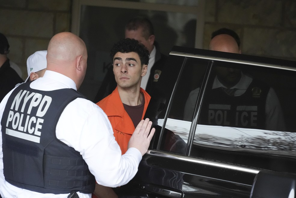 Luigi Mangione deixando o tribunal na Pensilvânia após audiência — Foto: AP Photo/Gene J. Puskar, Pool