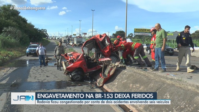 Seis carros se envolvem em acidentes na BR-153