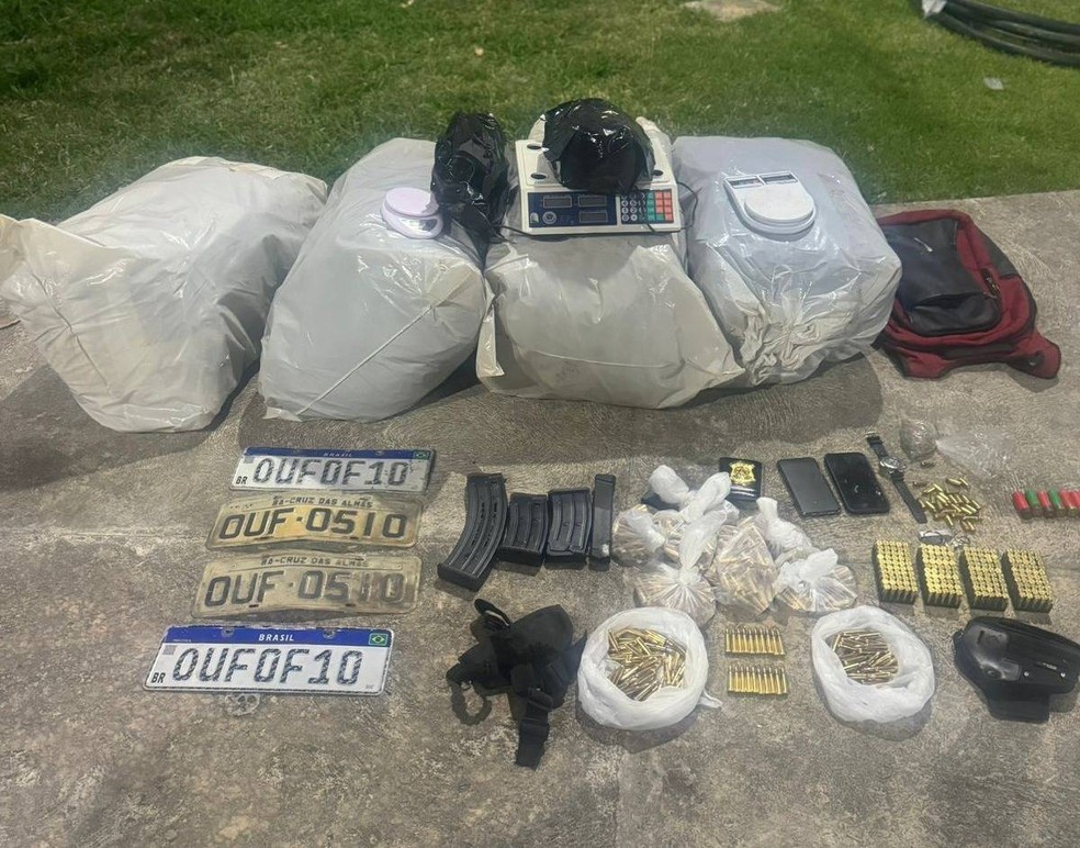 Com o suspeito, foram apreendidos 61 kg de drogas e mais de 200 munições de armas de fogo — Foto: Ascom/PM-BA
