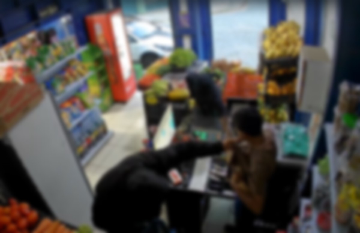 VÍDEO: Dupla encapuzada assalta mercado e rouba adolescente em Valença
