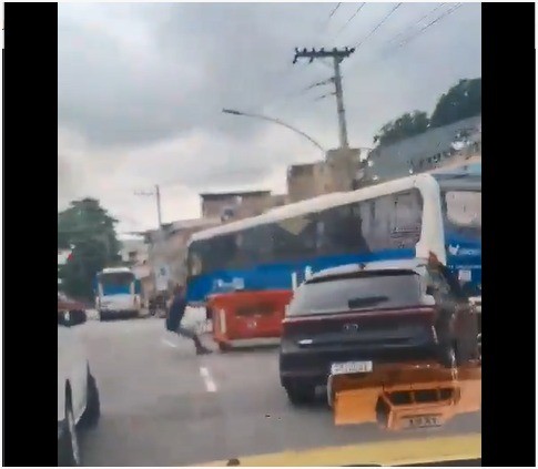 Quatro ônibus são utilizados como barricadas em protesto na Zona Norte do Rio