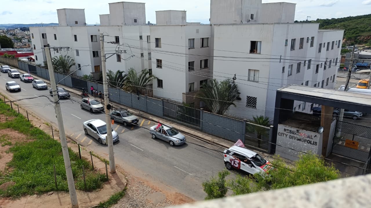 Apoiadores de Lula fazem carreta em Divinópolis