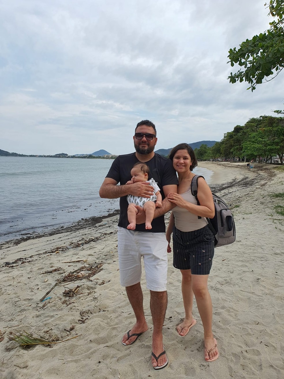 Adilson e a família em uma praia em Ubatuba. — Foto: Arquivo pessoal
