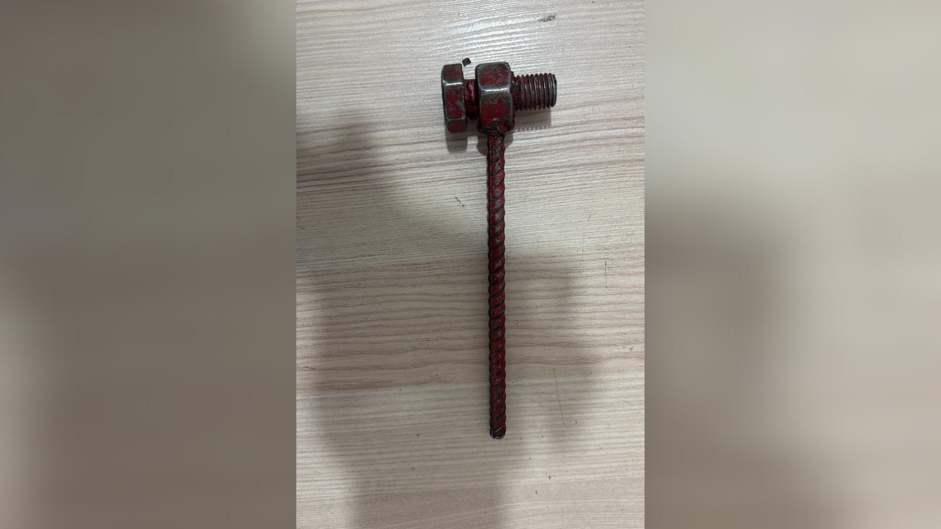 Briga generalizada por assento em ônibus coletivo termina com mulher agredida com pedaço de ferro e mordida