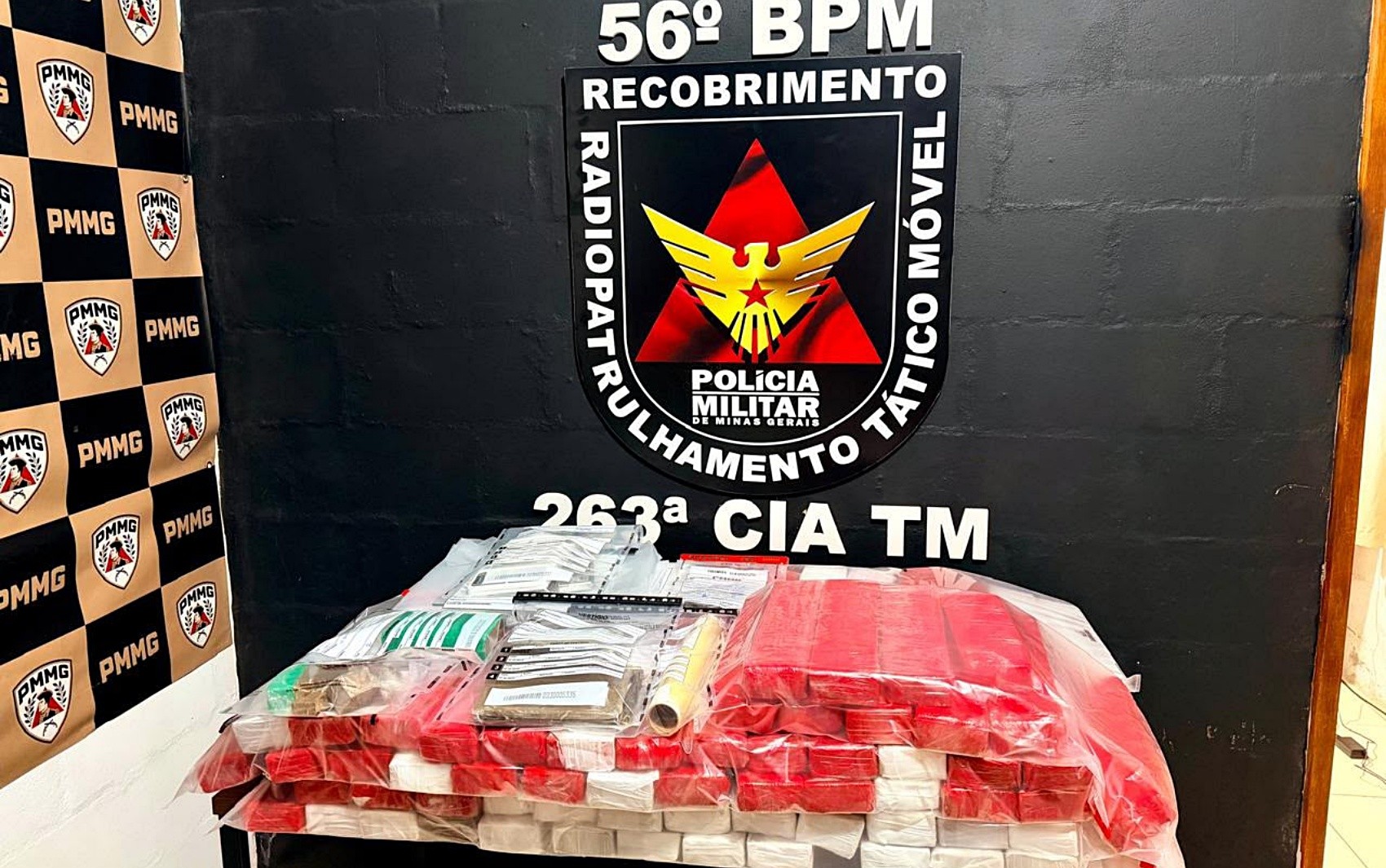 Homem é preso por suspeita de manter jovem em cárcere privado e traficar drogas em MG