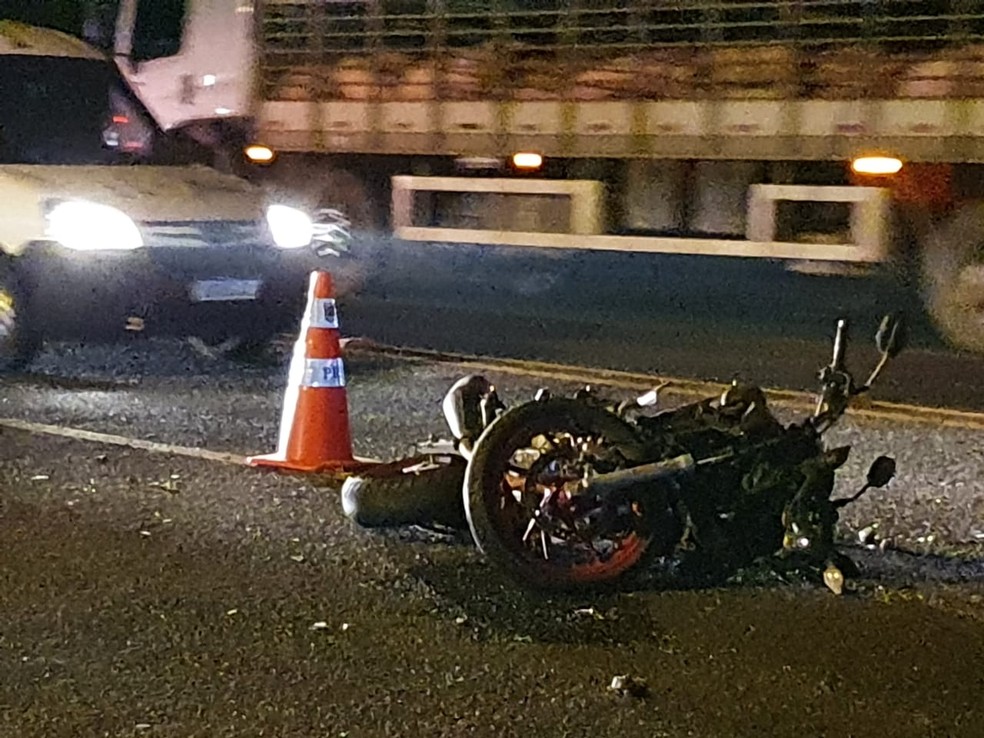 G1 - Motociclista e garupa morrem em acidente entre carro e moto