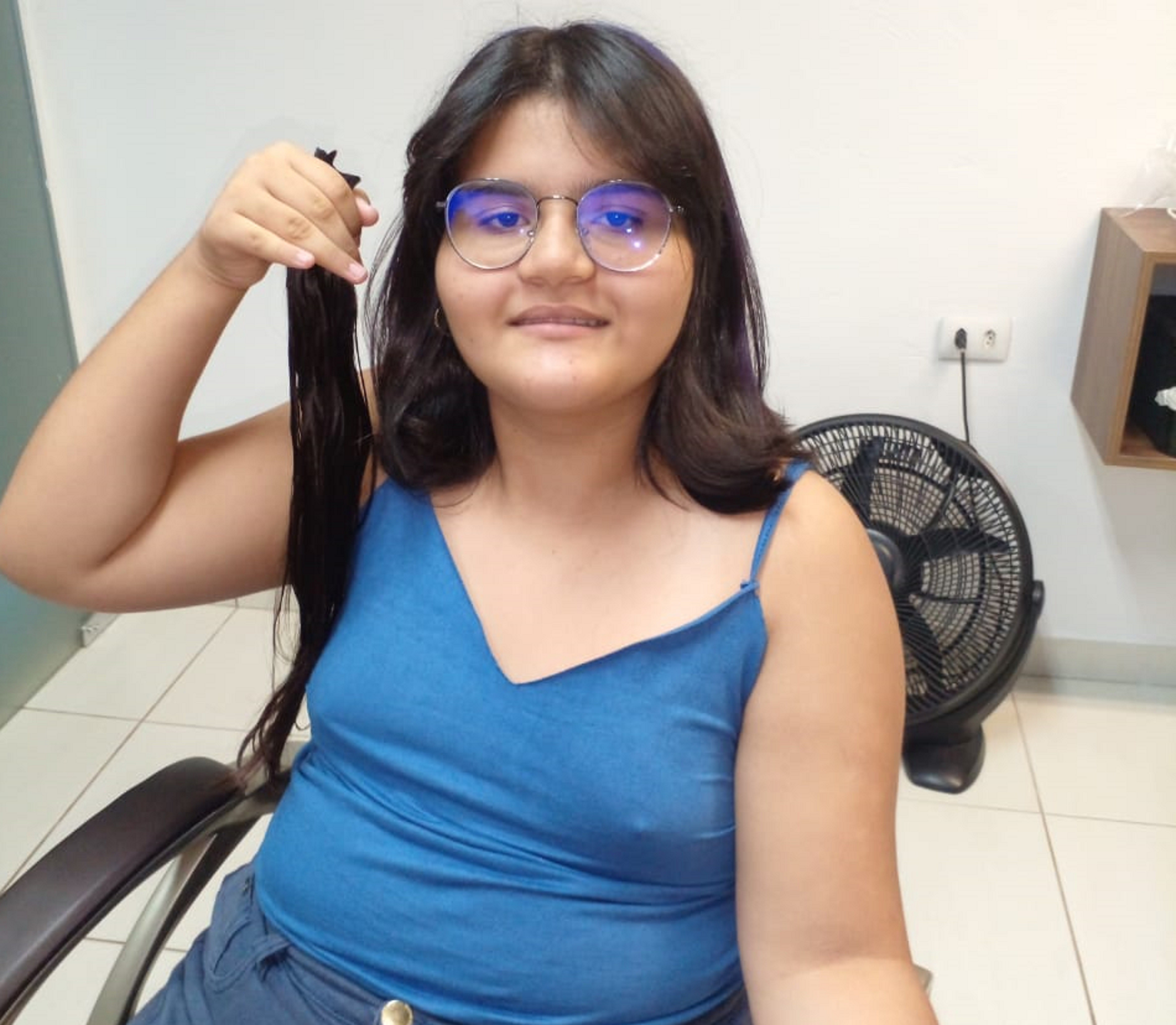 Adolescente cumpre promessa feita há 13 anos e doa cabelo para pacientes com câncer após sobreviver a condição de saúde