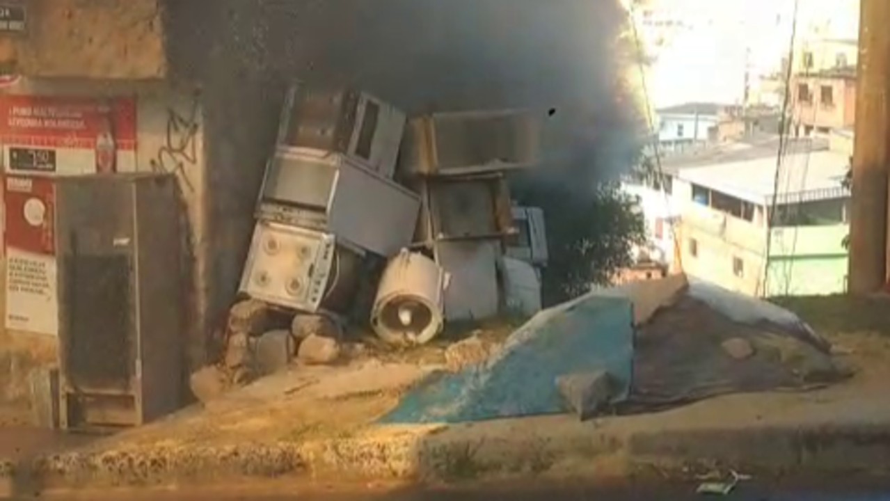 Ferro-velho pega fogo em Belo Horizonte; VÍDEO