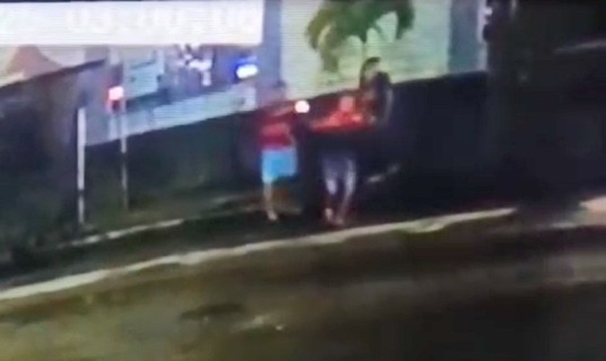 Vídeo mostra assassinato de colombiano a tiros na frente de condomínio em Jaboatão