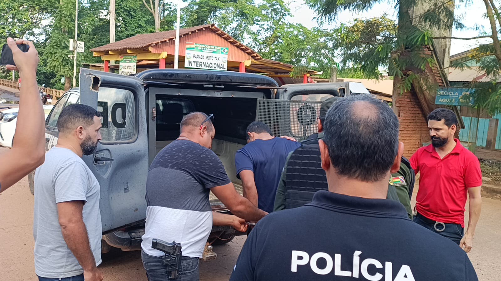 Foragido é entregue à polícia do AC após ser preso em local de duplo homicídio na Bolívia