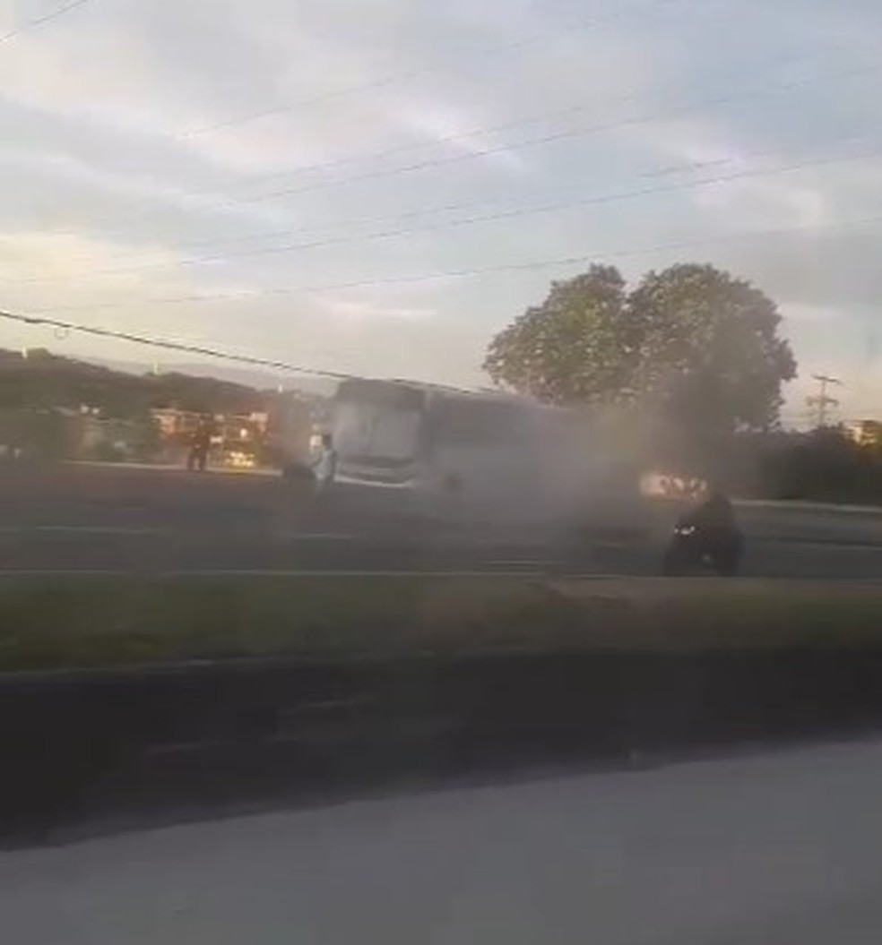 Ônibus foi incendiado em Guadalupe — Foto: Reprodução