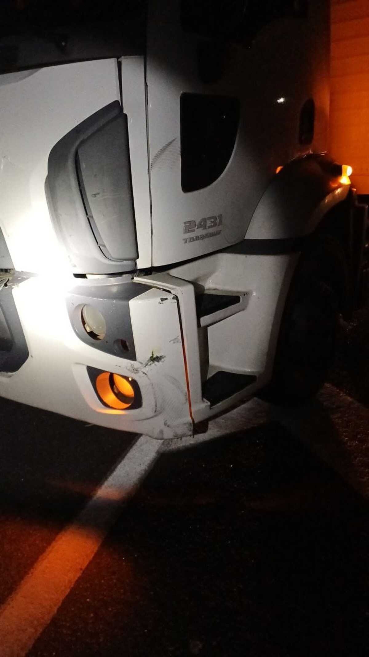 Jovem é atropelada por caminhão na Via Dutra, em Itatiaia