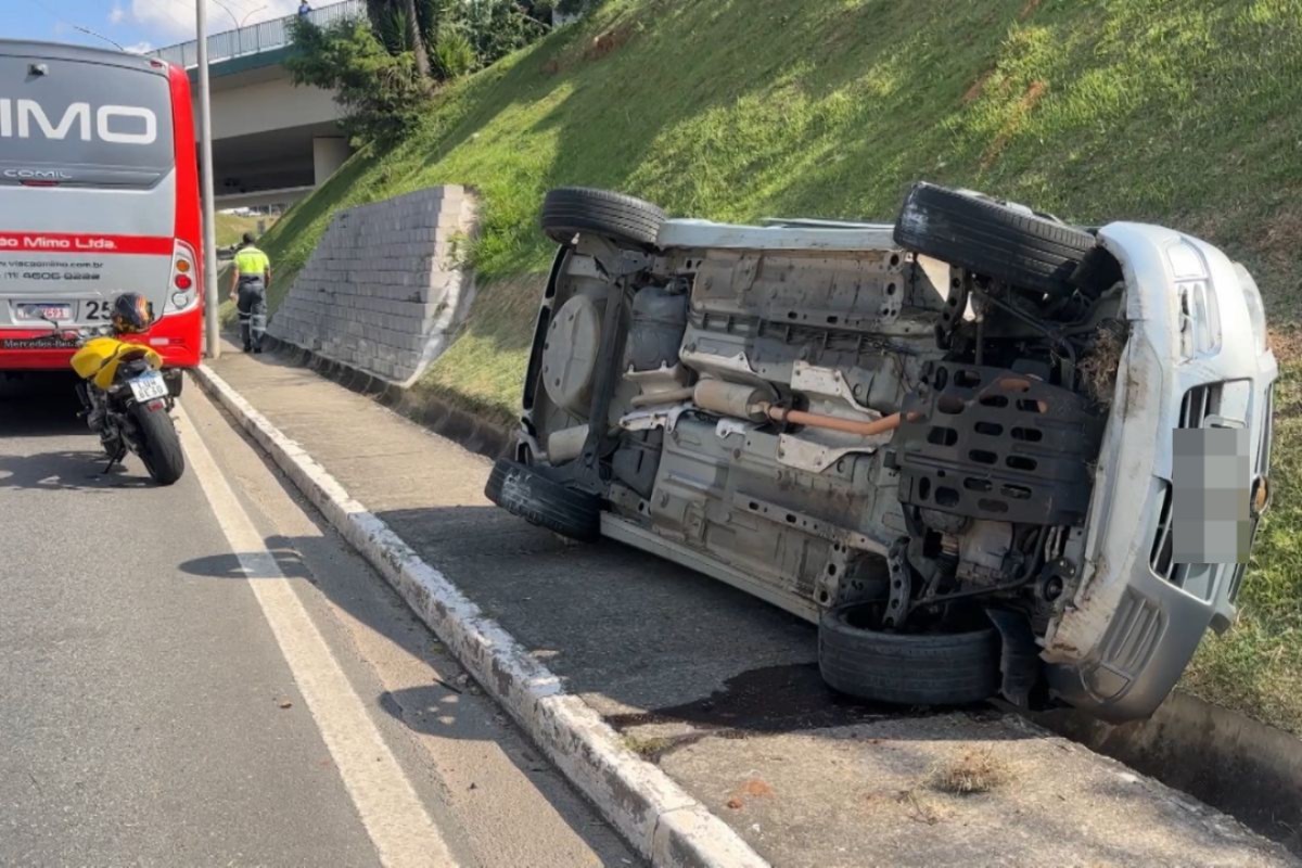 Carro capota após bater em ônibus no Anel Viário de São José dos Campos