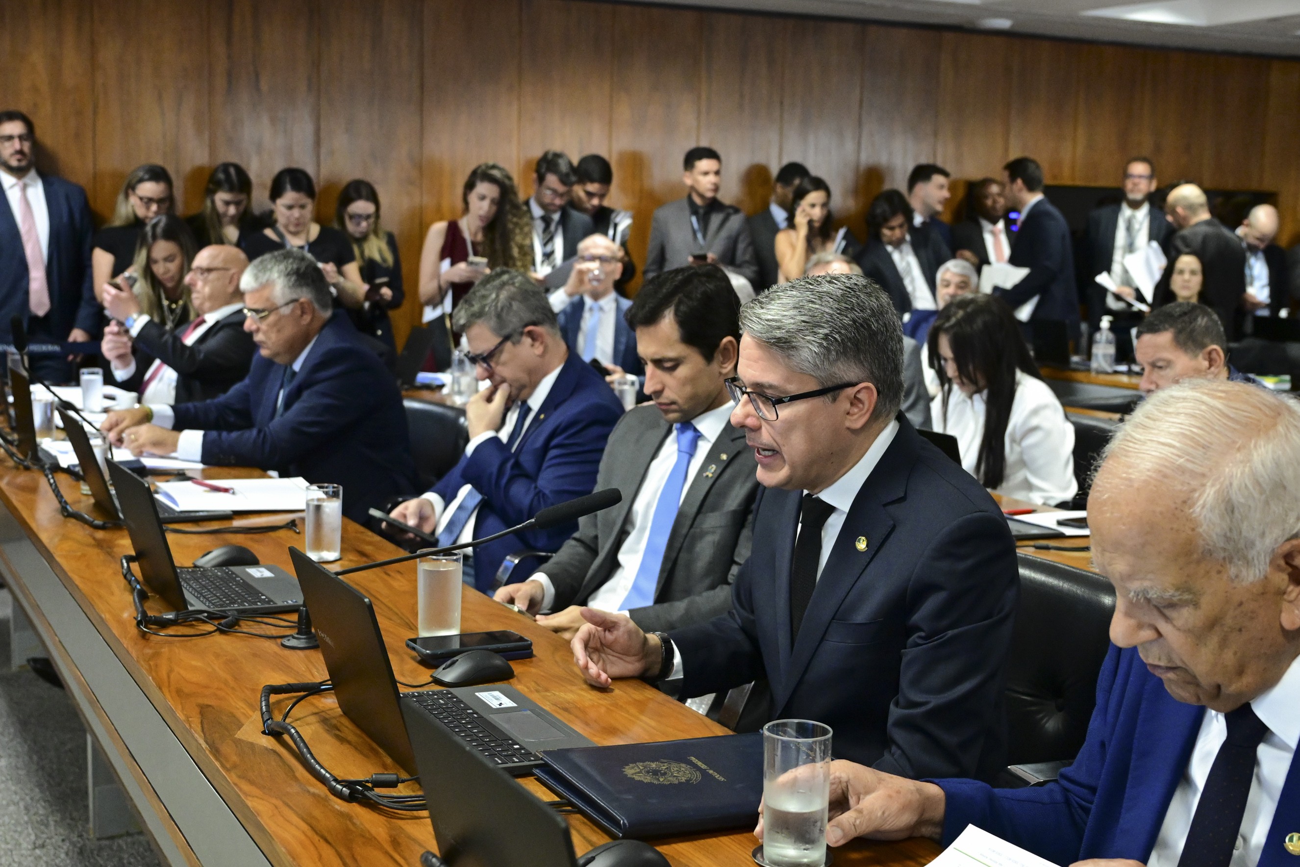 Senado aprova texto base do Projeto Antifacção para combate ao crime organizado; texto volta à Câmara