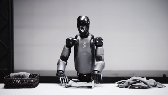 Robô humanoide agora consegue dobrar roupas; veja VÍDEO - Dispositivo foi criado pela empresa americana Figure, que destaca capacidade do dispositivo de ver o que está ao seu redor e fazer movimentos precisos com as mãos.