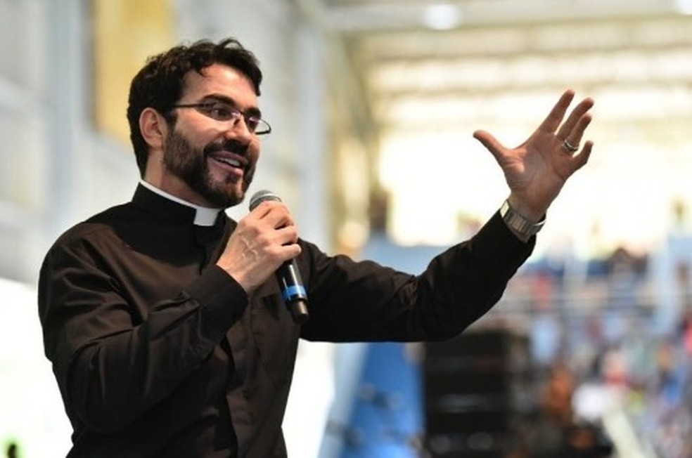 Padre F&aacute;bio de Melo se emociona em prega&ccedil;&atilde;o na Can&ccedil;&atilde;o Nova &mdash; Foto: Can&ccedil;&atilde;o Nova/Divulga&ccedil;&atilde;o