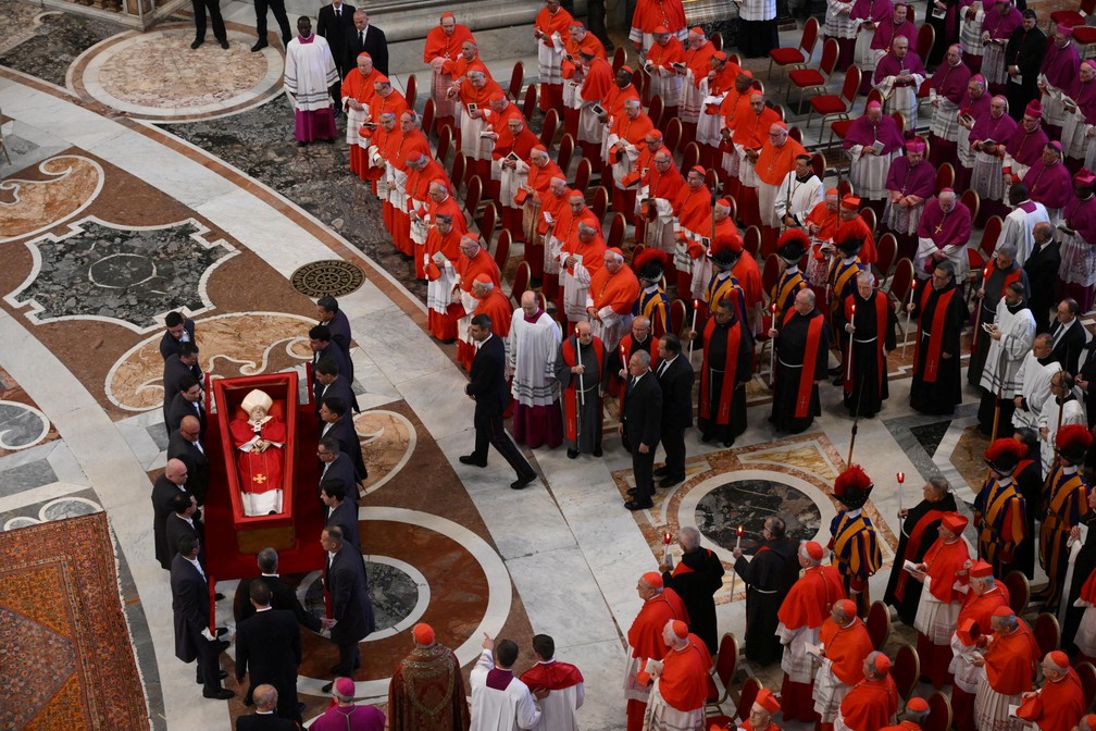 Corpo do Papa Francisco é velado na Basílica de São Pedro, no Vaticano — Foto: ALESSANDRO DI MEO/Pool via REUTERS