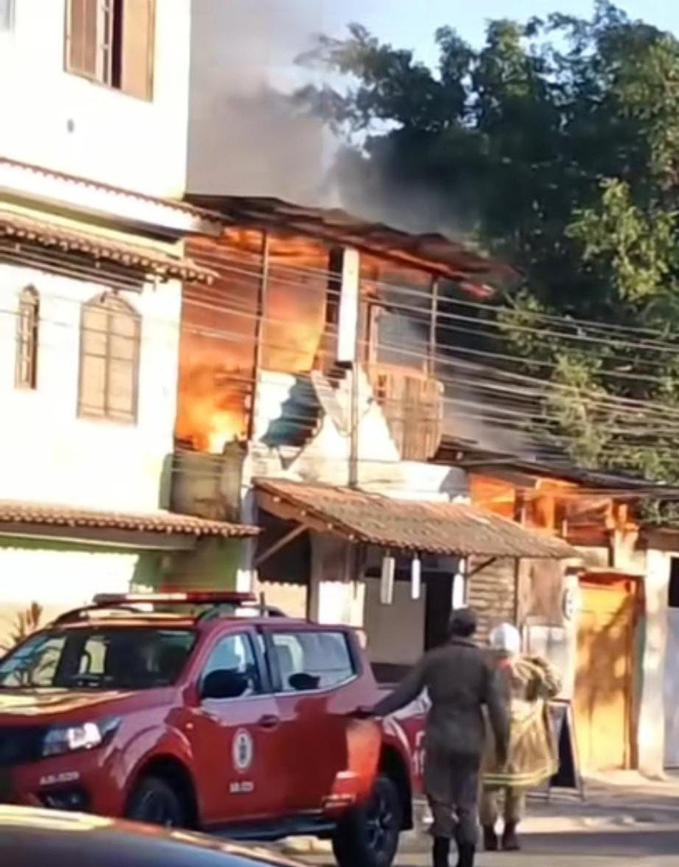 Incêndio atinge três casas em Paracambi — Foto: Reprodução/Redes Sociais